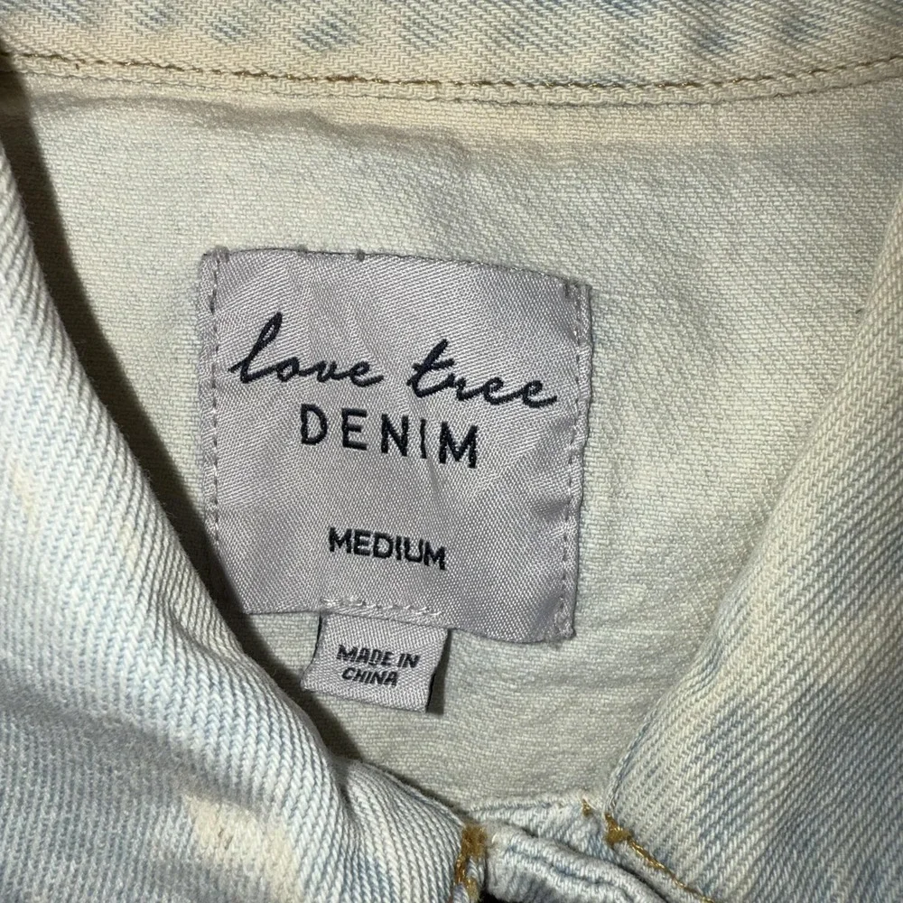 Love Tree Denim Jacket Womens Medium Blue Distressed Long Button Up Frayed Hem - Picture 3 of 9